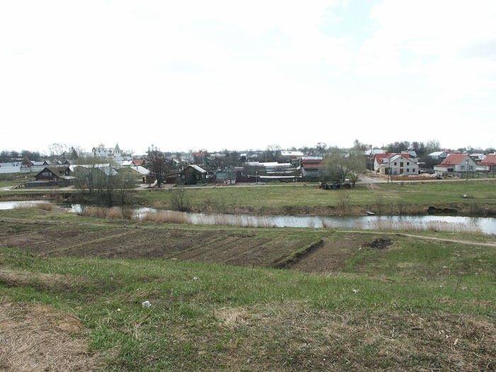 Суздаль: возле Покровского м-ря; 03.05.2004