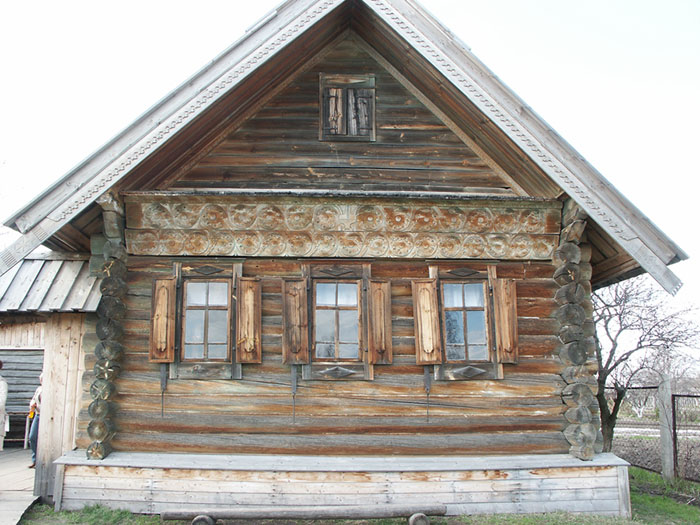 Суздаль: Музей деревянного зодчества: дом; 03.05.2004