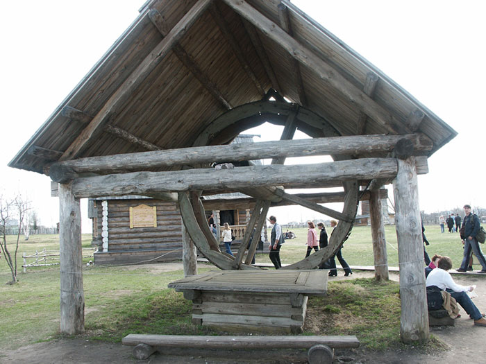 Суздаль: Музей деревянного зодчества: колёсный колодец; 03.05.2004
