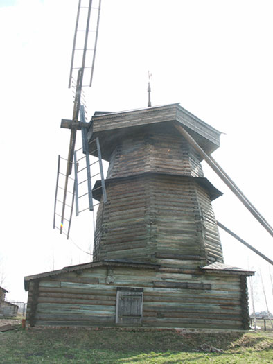 Суздаль: Музей деревянного зодчества: мельница; 03.05.2004