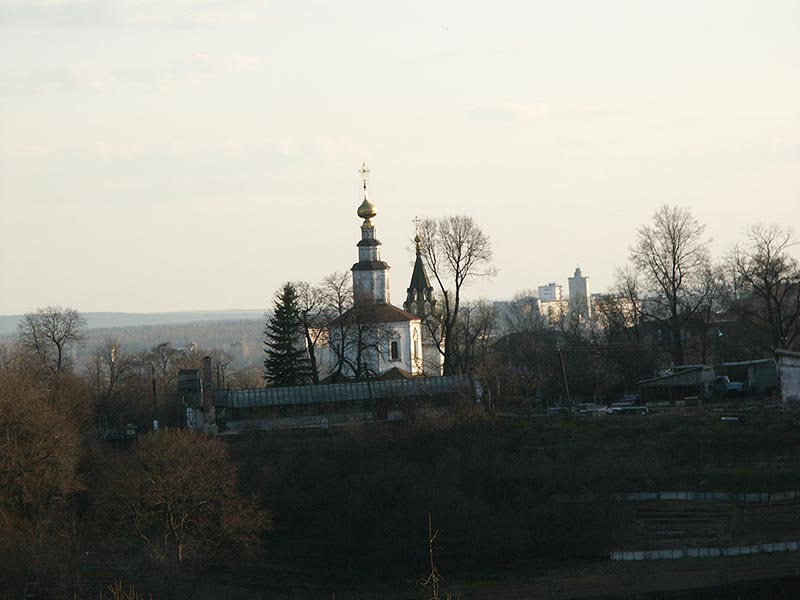Владимир: церковь  между б.Водонапорной и р.Клязьмой; 02.05.2004
