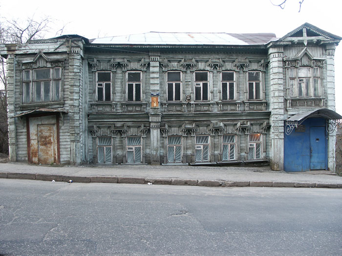 Владимир: дом на спуске с ул.Б.Морская к вокзалу; 02.05.2004