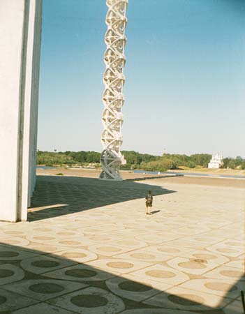 Великий Новгород: Современное здание театра и дырчатый фаллос, 31.07.1999