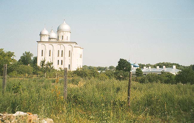 Великий Новгород: Вид с подопытного огорода на Георгиевский собор, 01.08.1999