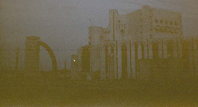 Великий Новгород: Современное здание театра вечером, 22.04.2000