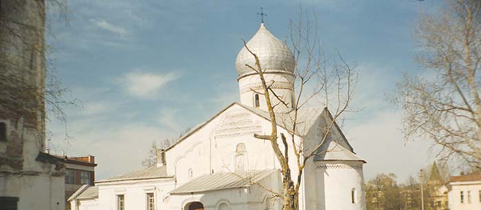 Великий Новгород: церковь Дмитрия Солунского, север; 23.04.2000