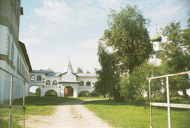 Великий Новгород: вход в Вяжищский монастырь; 18.08.2001