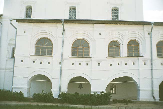 Великий Новгород: низ Никольского собора Вяжищского монастыря, север; 18.08.2001