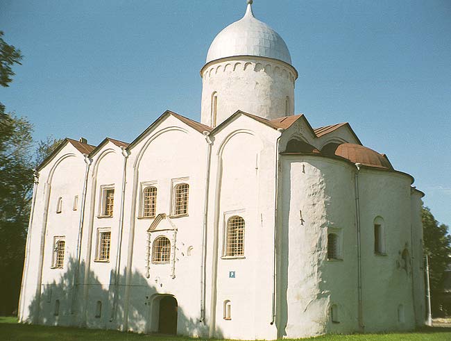 Великий Новгород: юго-восток церковь Иоанна на Опоках; 18.08.2001