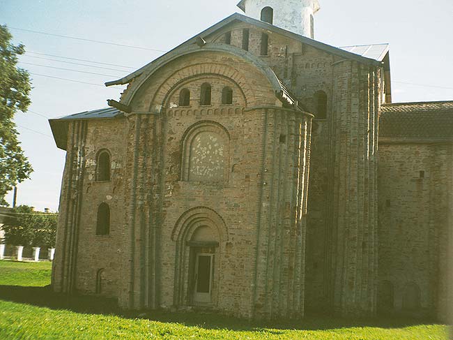Великий Новгород: церковь Параскевы Пятницы на Торгу, север; 18.08.2001