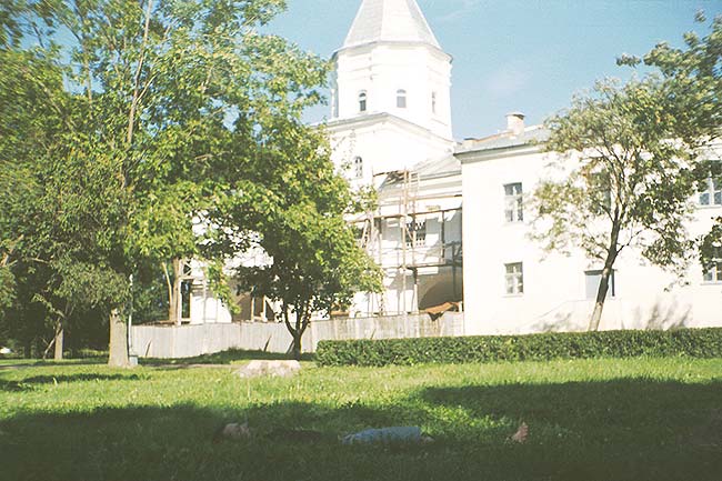 Великий Новгород: в траве возле Воротной башни Гостиного двора; 18.08.2001