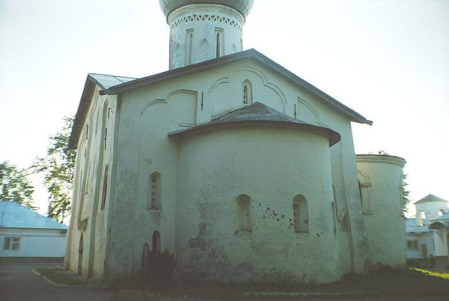 Великий Новгород: церковь Николы Белого Зверина монастыря, восток; 18.08.2001