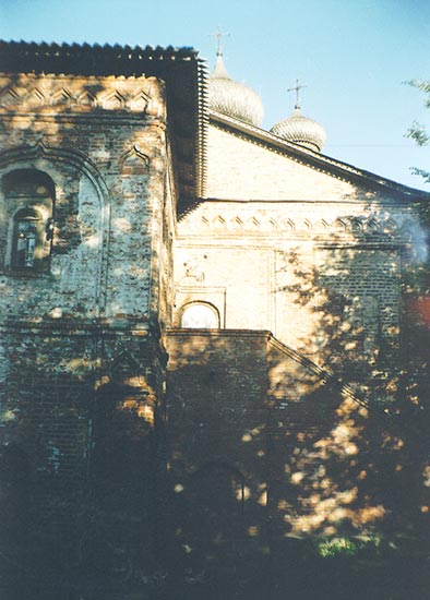 Великий Новгород: запад церковь Троицы Духова м-ря, 18.08.2001