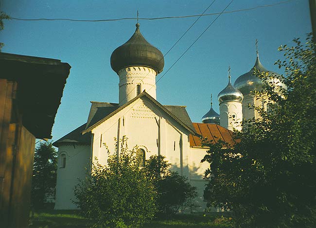 Великий Новгород: церковь Симеона Богоприимца Зверина монастыря, север; 18.08.2001