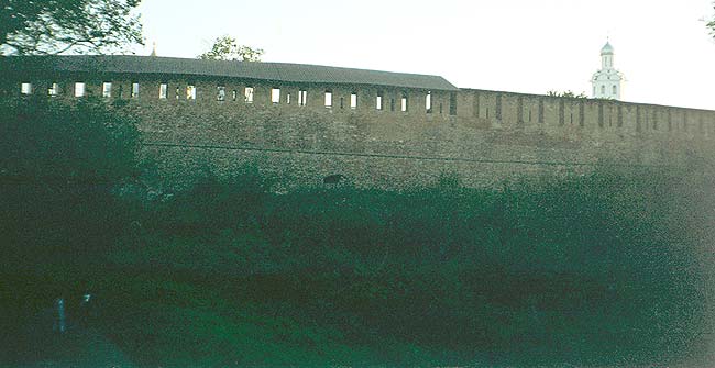 Великий Новгород: стена Кремля; 18.08.2001