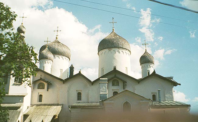 Великий Новгород: верх церковь Филиппа Апостола и Николы Чудотворца; 19.08.2001