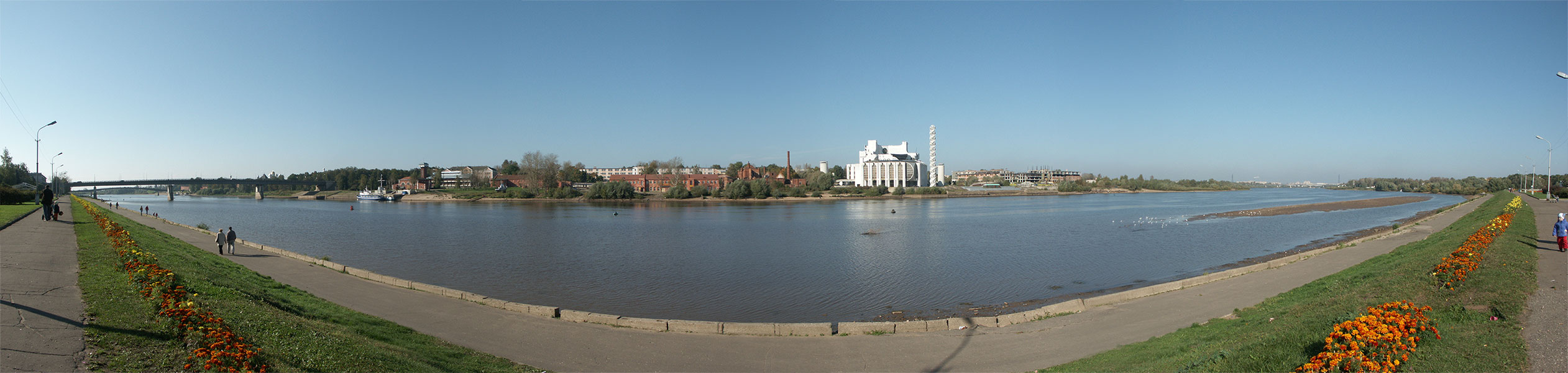 Великий Новгород: река Волхов, Софийская и Торговая стороны; 12:17 25.09.2005