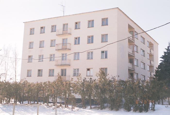 Великий Новгород: гостиница "Круиз", окна к.410 - самые ближние на 4-м этаже; 08.03.2003