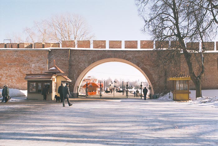 Великий Новгород: восточная стена со входом; 08.03.2003