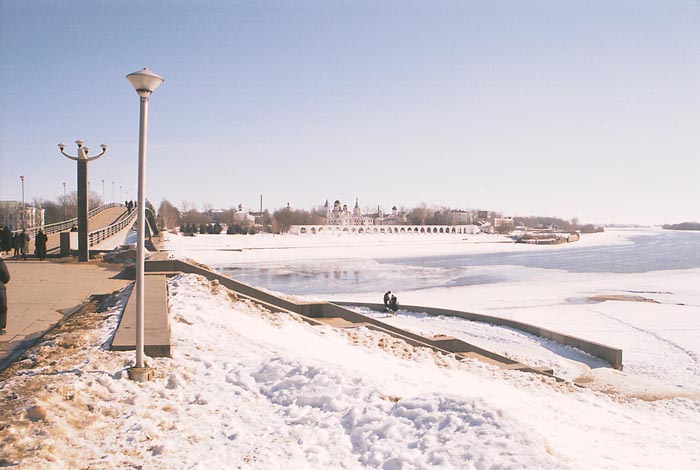Великий Новгород: р.Волхов и горбатый мост; 08.03.2003