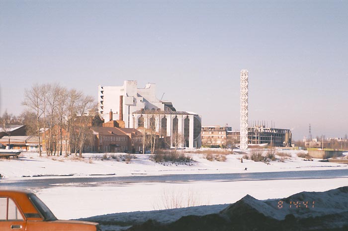 Великий Новгород: здание театра через реку; 08.03.2003