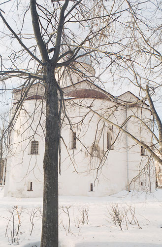 Великий Новгород: восток церковь Ивана на Опоках; 09.03.2003