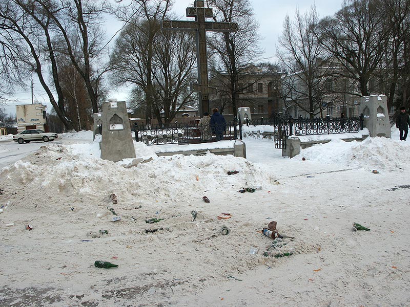Вологда: Нижний посад: возле креста на пл.Революции; 01.01.2005