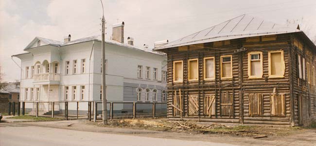 Вологда: два дома на ул.Комсомольской ("два мира – два Шапиро"); 30.04.2002