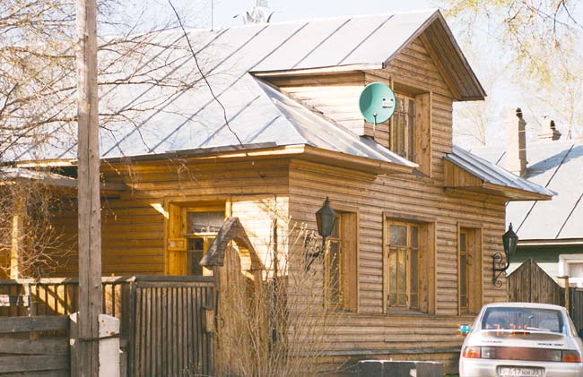 Вологда: красивый частный дом возле церковь Варлаама Хутынского; 30.04.2002