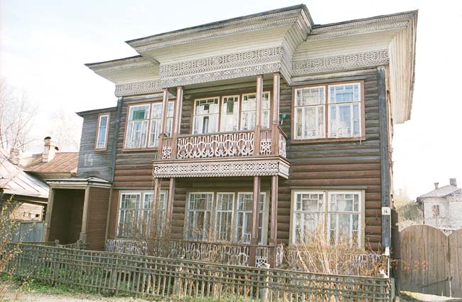 Вологда: тоже неплохо выглядящий частный дом напротив церковь Варлаама Хутынского; 30.04.2002