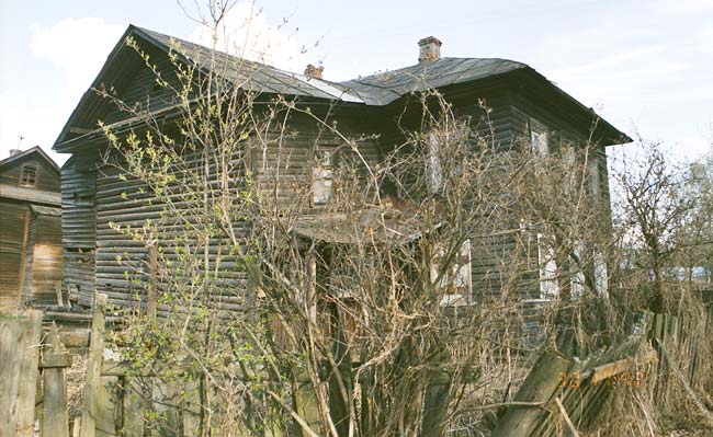 Вологда: а этот дом возле церковь Варлаама Хутынского разваливается; 30.04.2002
