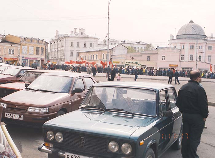 Вологда: первомайская демонстрация на пл.Свободы; 01.05.2002