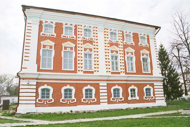 Вологда: палаты Иосифа Золотого с торца в Кремле; 01.05.2002