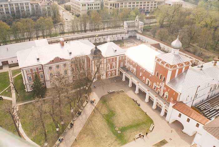 Вологда: двор Кремля с колокольни Софийского собора; 01.05.2002