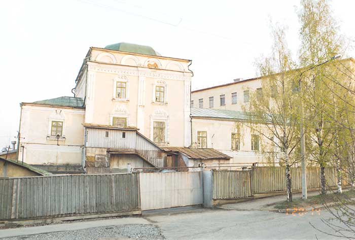 Вологда: север церковь Кирилло-Белозерская в Рощенье - и здесь находится какая-то фабрика; 01.05.2002