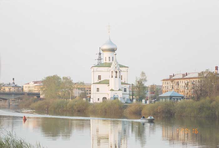 Вологда: церковь Андрея Первозванного через реку; 01.05.2002