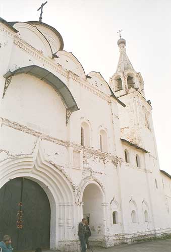Прилуки: Святые ворота и церковь Вознесенская, север; 04.05.2002