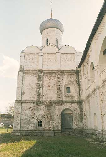 Прилуки: север церковь Введенская в Спасо-Прилуцком монастыре; 04.05.2002
