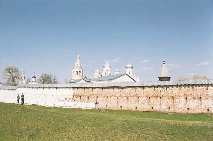 Прилуки: ю-з стена Спасо-Прилуцкого монастыря; 04.05.2002