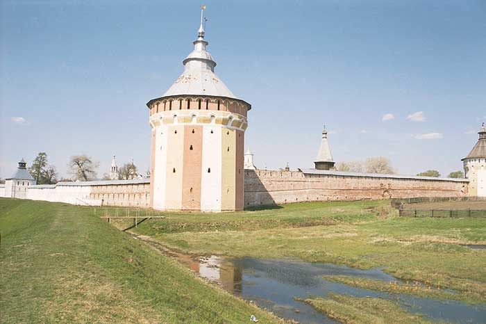 Прилуки: ю-з башня Спасо-Прилуцкого монастыря; 04.05.2002