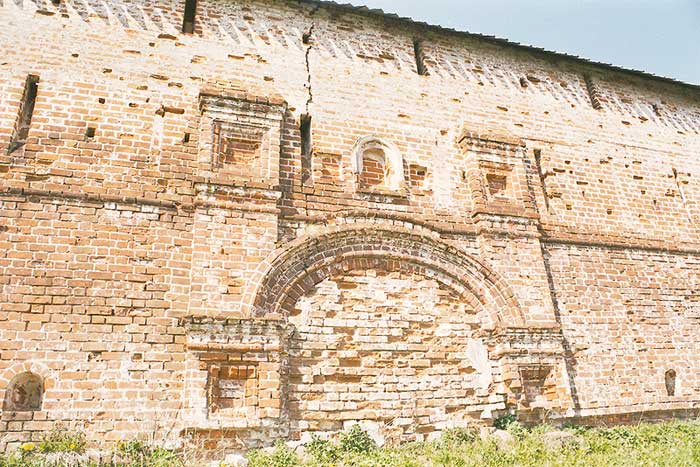 Прилуки: ю-в стена Спасо-Прилуцкого монастыря; 04.05.2002