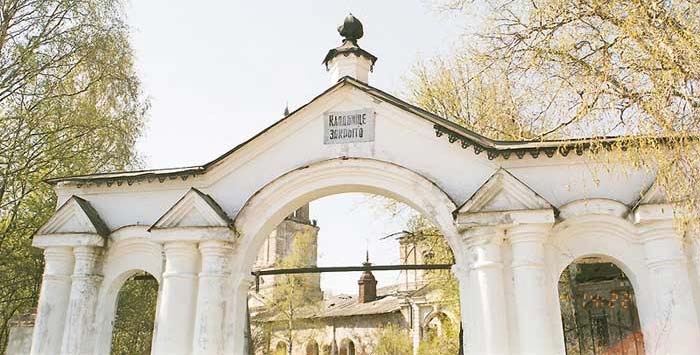 Прилуки: ворота церковь  на кладбище; 04.05.2002