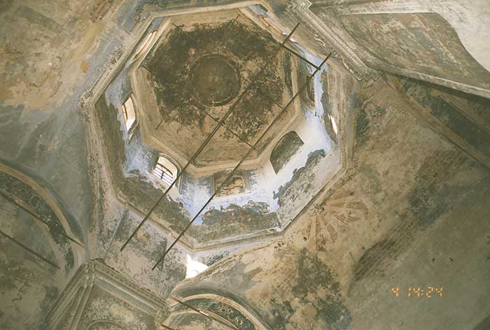 Прилуки: купол церковь  на кладбище; 04.05.2002