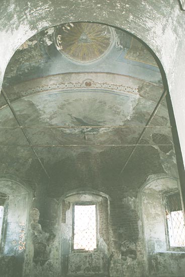 Прилуки: алтарь внутри церковь  на кладбище; 04.05.2002