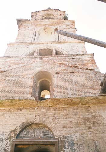 Прилуки: запад колокольни церковь  на кладбище; 04.05.2002