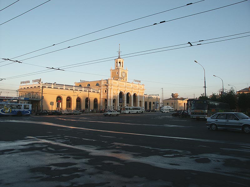 Ярославль: ж/д вокзал утром; 02.08.2003