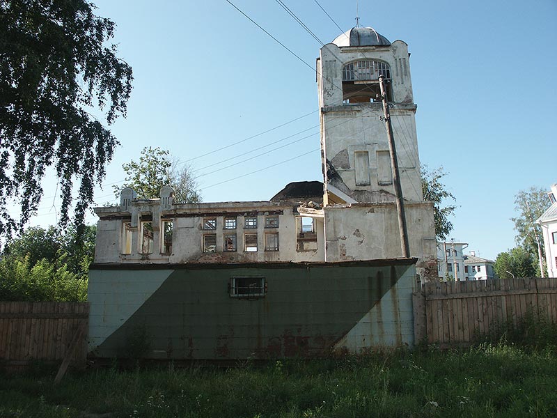 Ярославль: север заброшенного дома на ул.Флотской; 02.08.2003