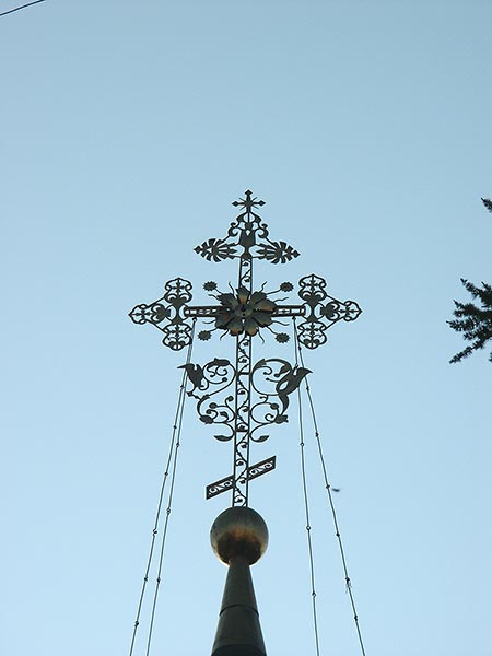 Ярославль: крест с-в придела церковь Дмитрия Солунского, восток; 02.08.2003