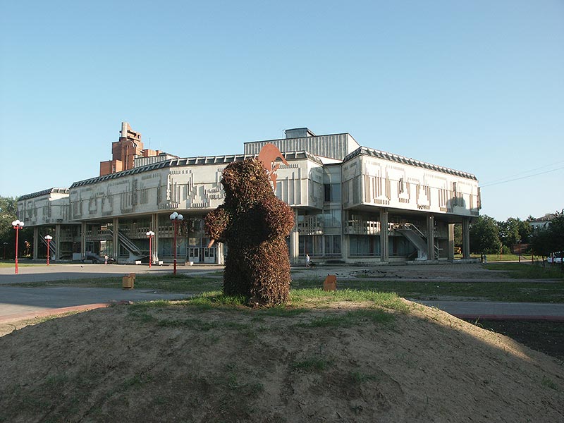 Ярославль: медведь на пл.Юности; 02.08.2003