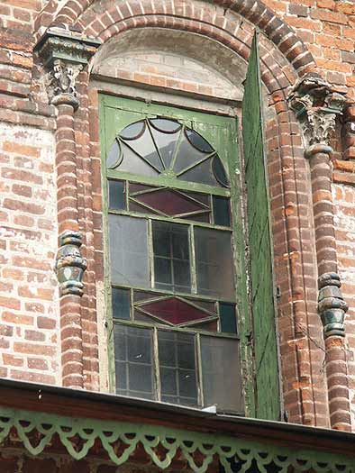 Ярославль: окно церковь Иоанна Златоуста, запад; 03.08.2003